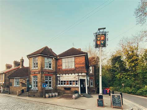 pubs near upnor castle.